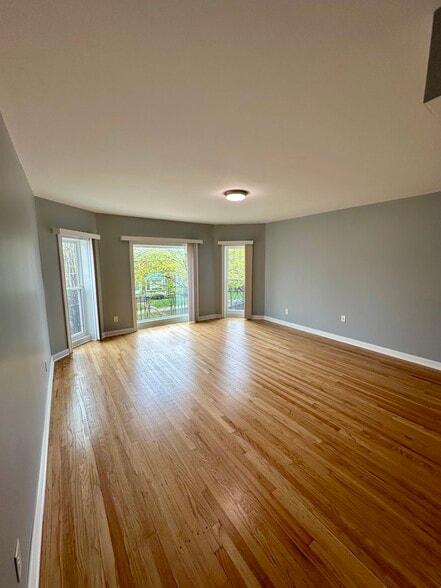 Building Photo - 6240 N Sacramento Ave