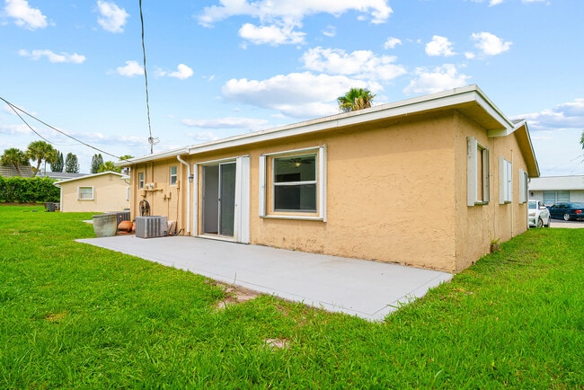 Building Photo - 2722 Peer Ln
