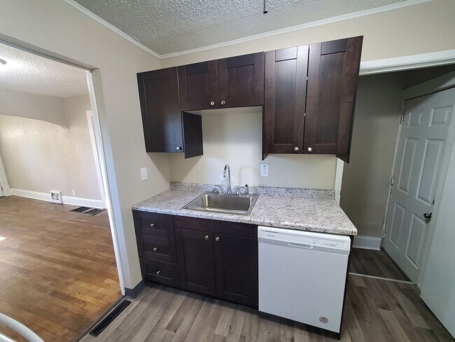 Building Photo - Adorable 2 bedroom, 1 bathroom home!