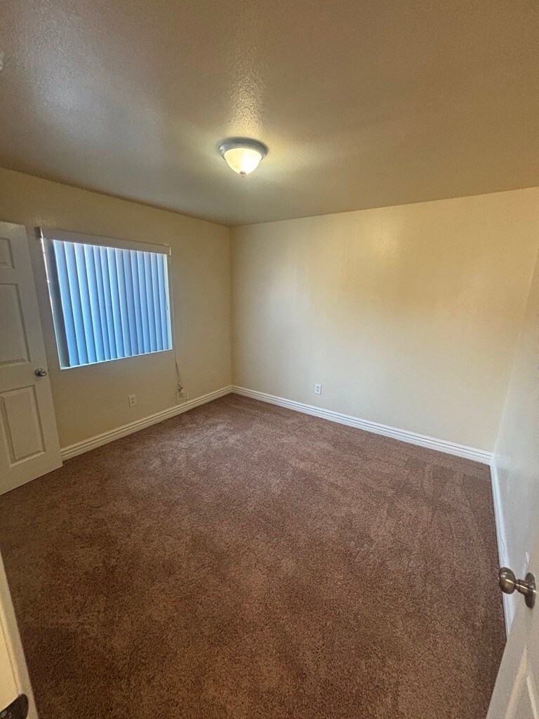 Building Photo - 326 E 101st St