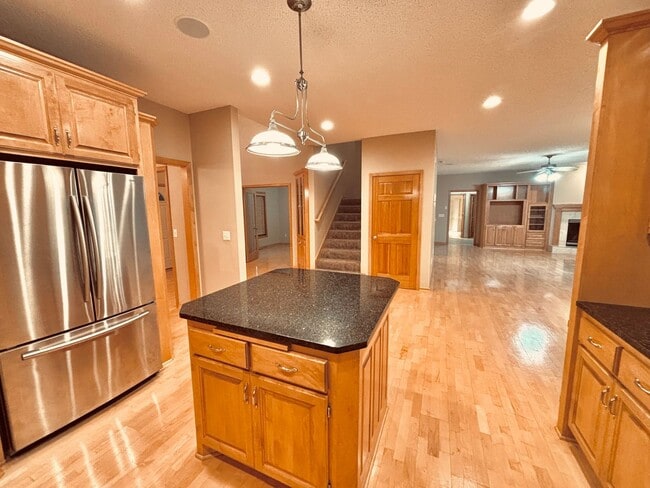 Building Photo - Huge 5 bed home located in Maple Grove!