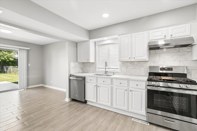 Building Photo - 322 Maple Ln