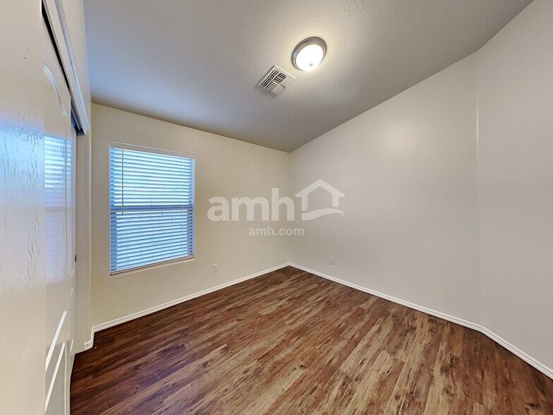 Building Photo - 3405 S 91st Dr