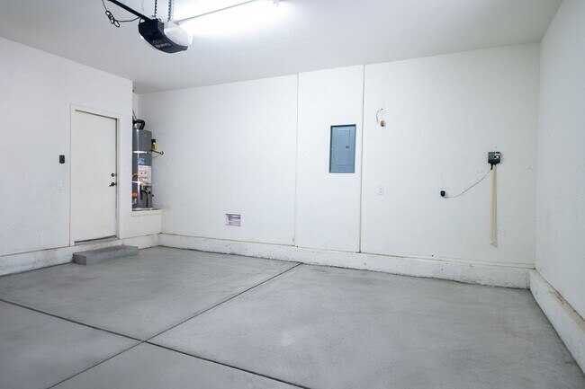 Building Photo - AMAZING MOVE-IN READY 4-BEDROOM + LOFT HOME IN ALIANTE!