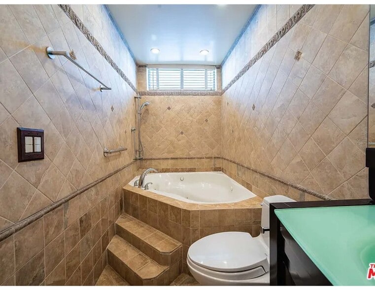 Primary Bedroom Bath - 10511 Ashton Ave