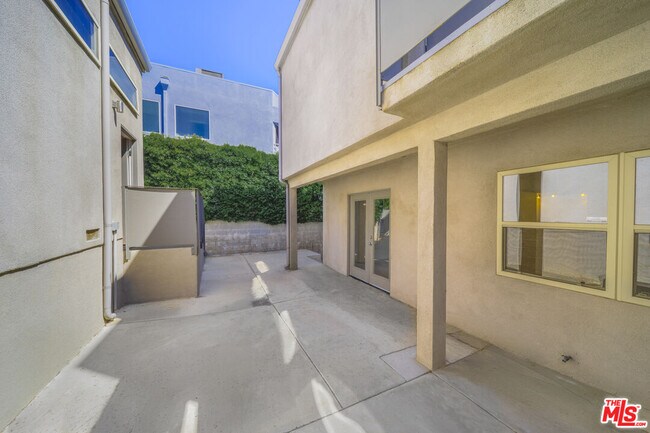 Building Photo - 726 W 37th St