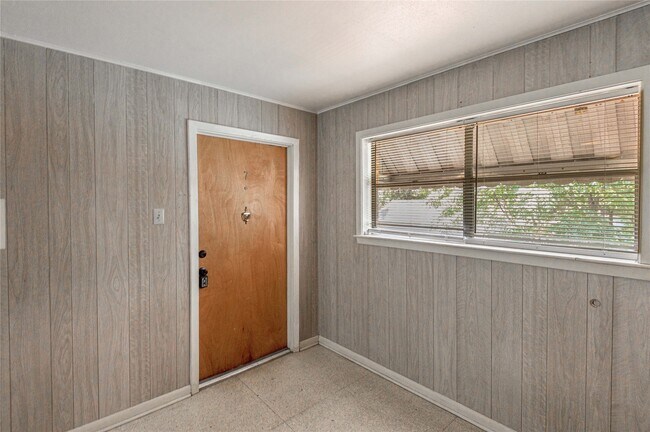 Building Photo - 818 University Ave