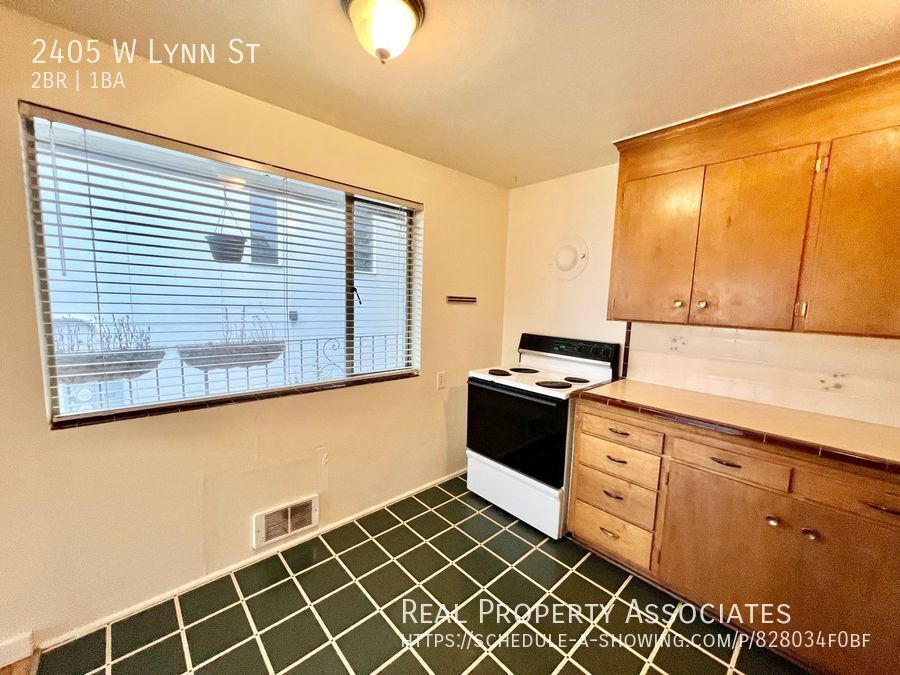 Building Photo - 2405 W Lynn St