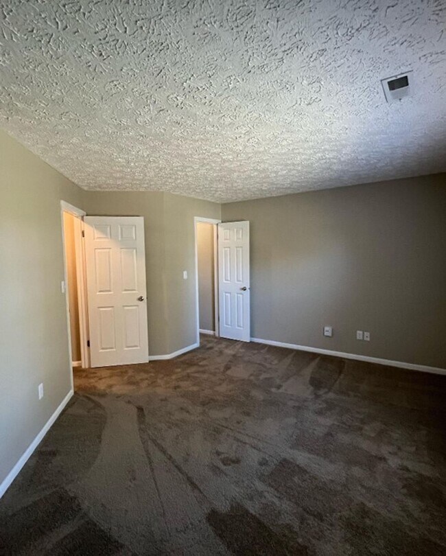 Building Photo - Spacious One Bedroom Apartment with W/D Connection!