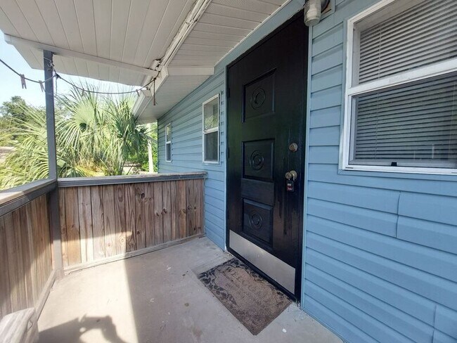 Building Photo - 115 1/2 Lenox St