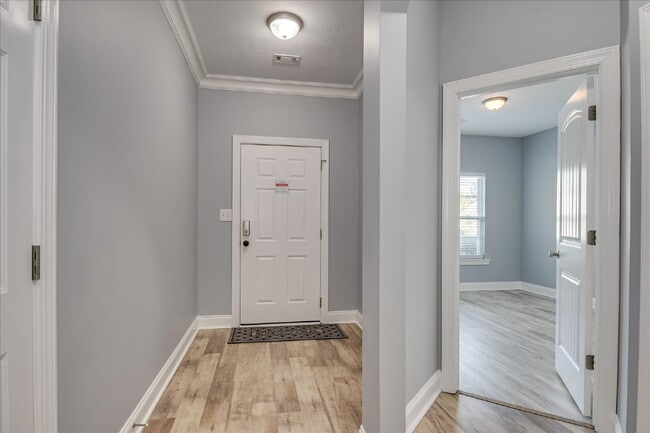 Building Photo - 665 Dunrobin Ln