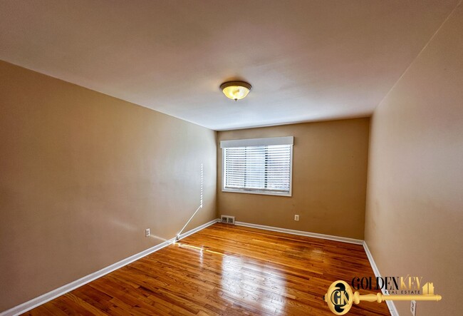 Building Photo - Newly Updated Spacious 2 bedroom Flat in R...