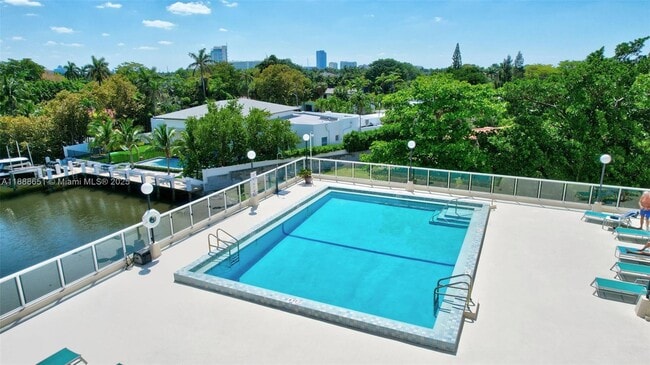 Building Photo - 3000 Holiday Dr