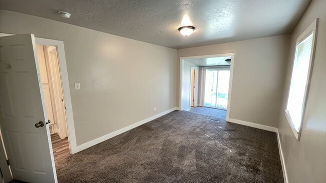 Building Photo - 4 Bed / 2.5 Bath Home in Kearns