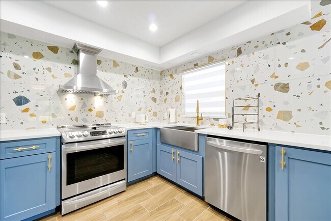 Building Photo - ALL UTILITIES INCLUDED & Fully Furnished! Sleek 2BR/2BA Townhome in Haines City