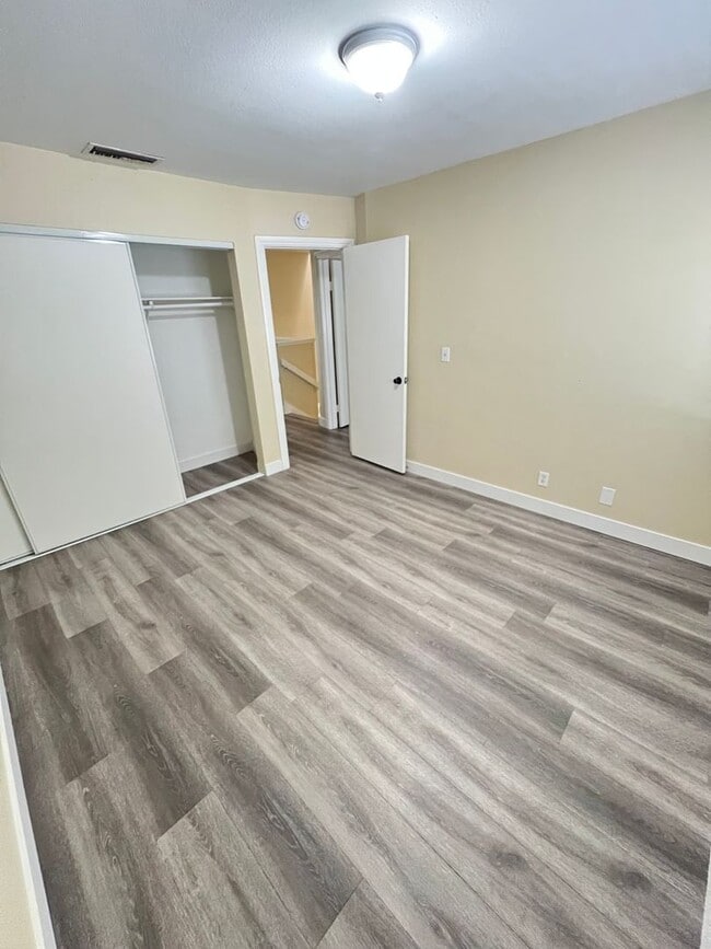 Building Photo - Beautiful 3 Bedroom / 2.5 Bath Town Home i...