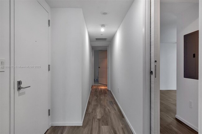 Building Photo - 801 S Miami Ave