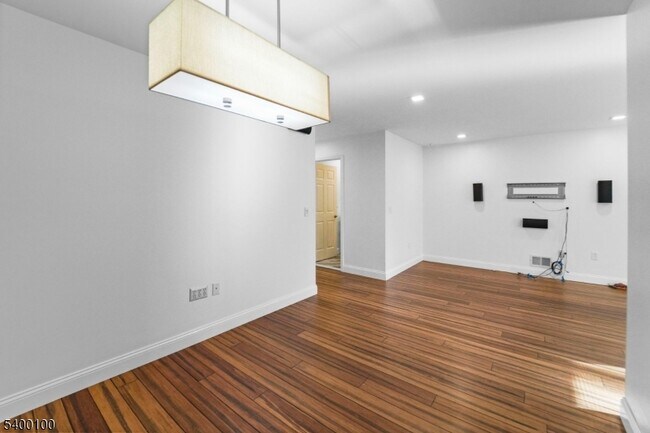 Building Photo - 13 Jill Ct