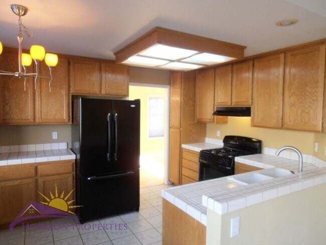 Building Photo - Spacious 3 Bed 2.5 Bath 1,959 Sq. Ft. Antelope Home