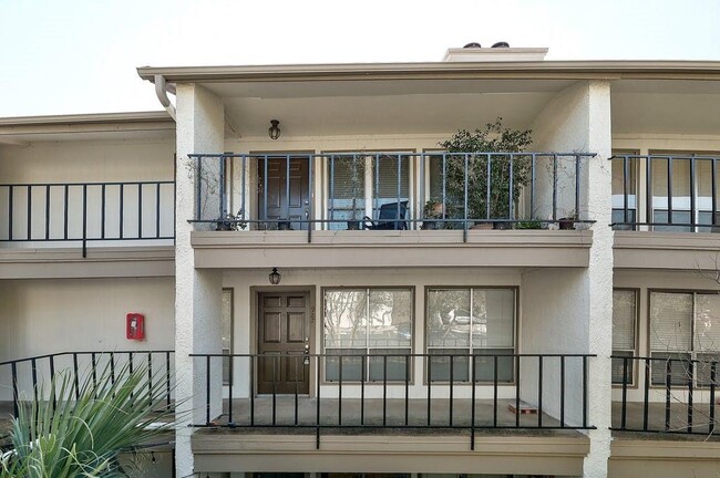 Building Photo - 6910 Hart Ln