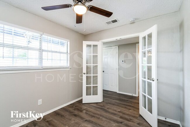 Building Photo - 1700 Scottsdale Dr