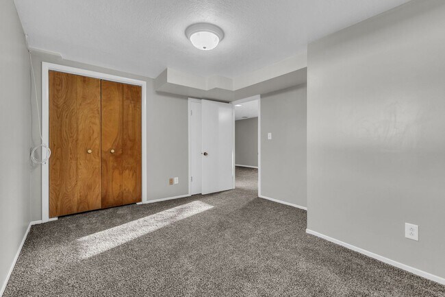 Building Photo - Spacious 5 Bed in Riverdale with Large Yard