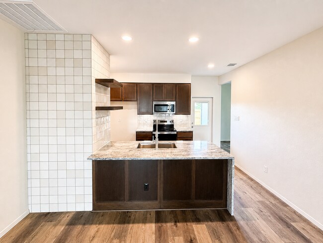 Building Photo - 1615 Crooked River