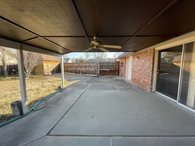 Building Photo - 3 bedroom, 2 bath, 2 living areas, 2 car garage Ranch style home nestled on a corner lot