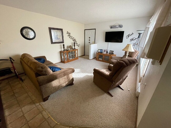 Building Photo - Spacious, Pet-Friendly 2 Bed/1 Bath Townho...