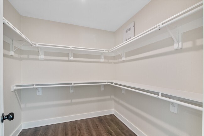 Building Photo - 1206 S Victory Dr