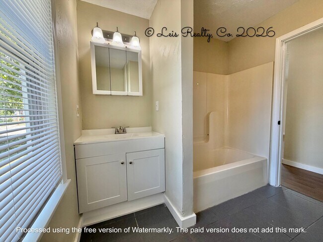 Building Photo - 904 Race Dr