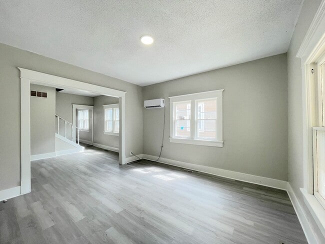 Building Photo - Large 3 bedroom home
