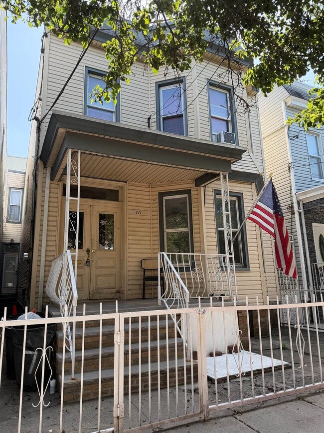 Building Photo - 711A 27th St