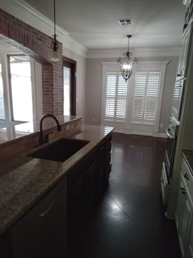 Building Photo - Benton Beauty