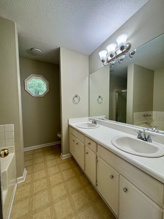 Building Photo - Your Private Retreat 3 Bedroom 2 Bath RentalAwaits!