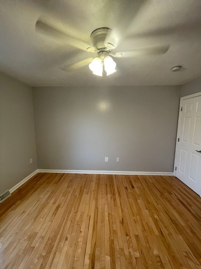 Building Photo - Beautiful custom built 5 bed 4 bath home with finished basement ready for you to move-in!