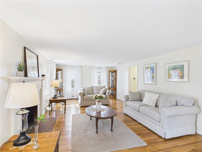 Building Photo - 449 Love Ln