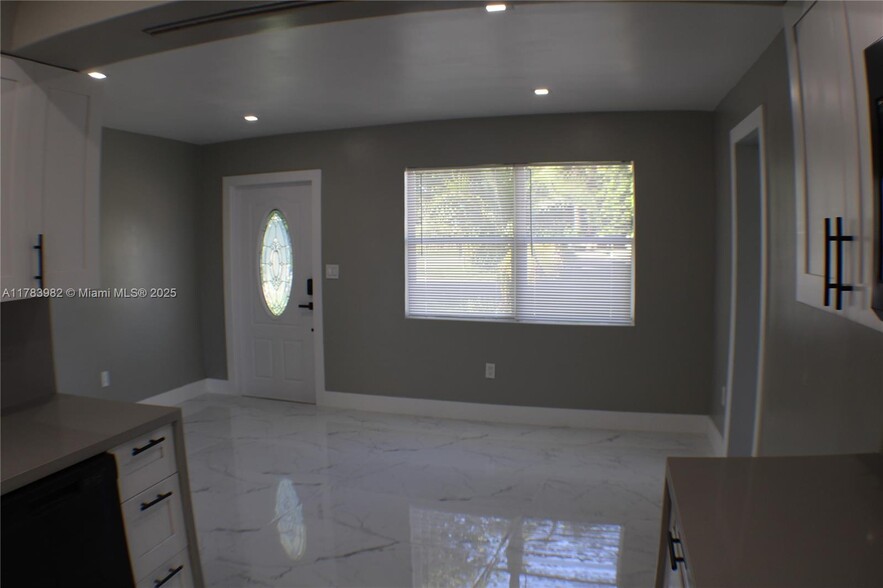 Building Photo - 515 S 61st Ter