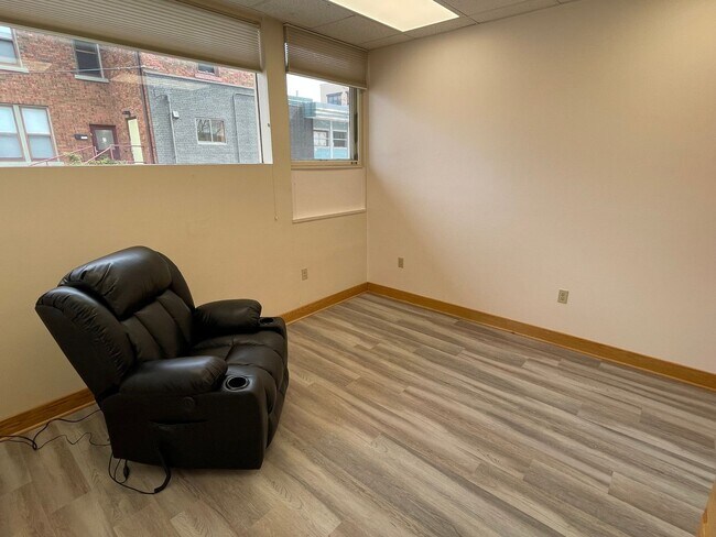 Building Photo - 1920 Monroe St