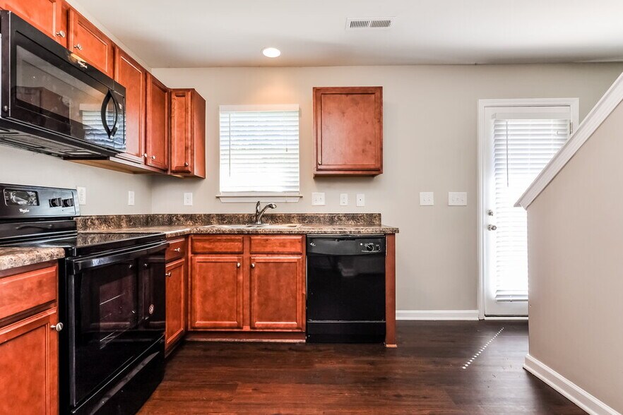 Building Photo - 531 Randolph Dr