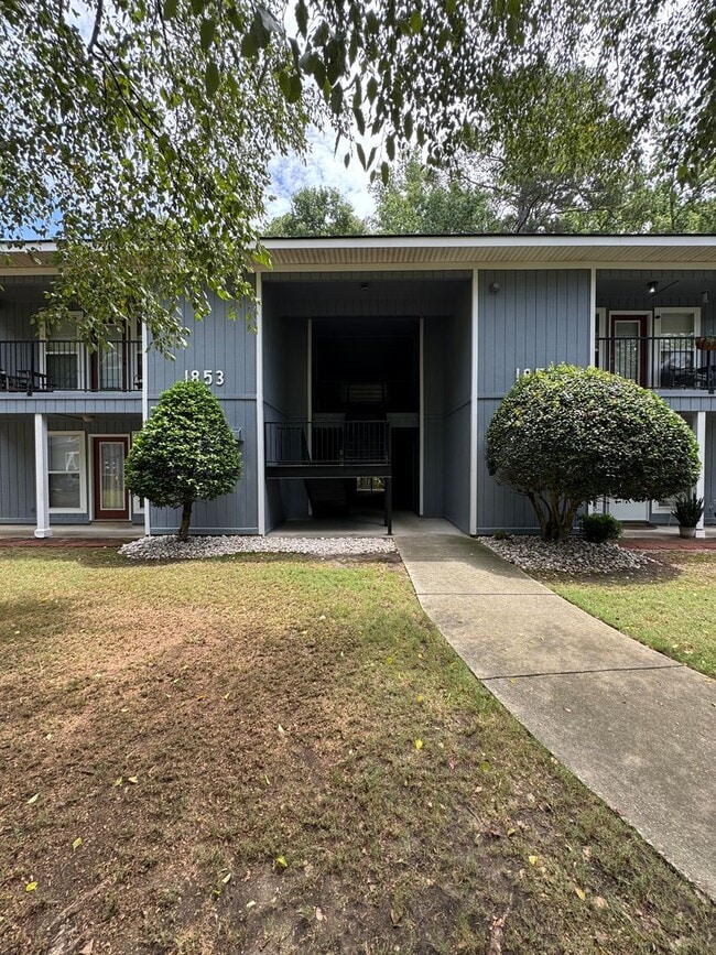Building Photo - Cute 2 Bed 2 Bath Ground Level Condo with Community Pool