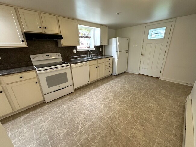 Building Photo - Quaint Single Family Home in Manchester