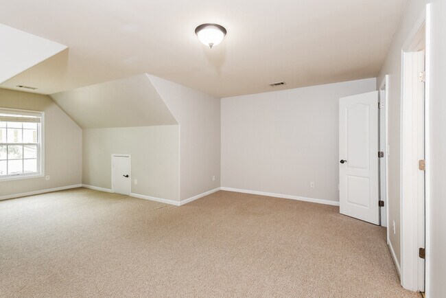 Building Photo - 6292 Colonial Vw