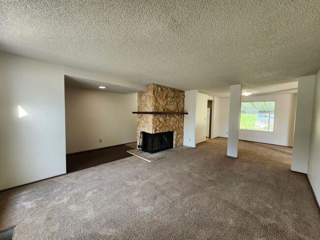 Building Photo - Spacious One Level 4 Bedroom, All New Kitchen Appliances, Landscaping Included!