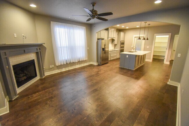 Building Photo - Stunning 3 Bedroom, 2.5 Bathroom Home in F...