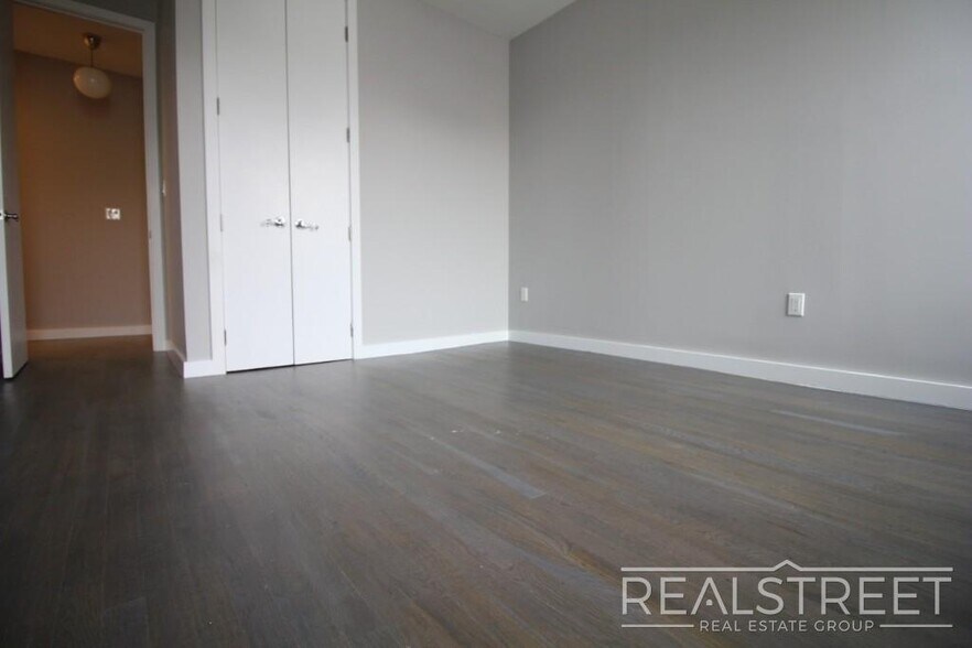 Building Photo - 2 BR in Crown Heights!