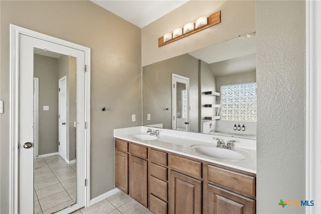 Building Photo - 606 Fairmont Dr