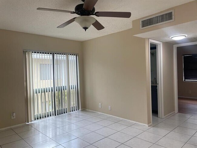 Building Photo - 2621 Riverside Dr
