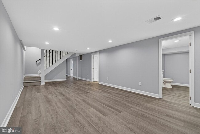 Building Photo - 2403 Kingsway Rd