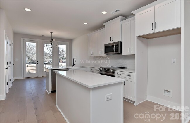 Building Photo - 2204 Northend Dr